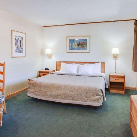 Super 8 Beachfront By Wyndham Mackinaw City, Mi Екстериор снимка
