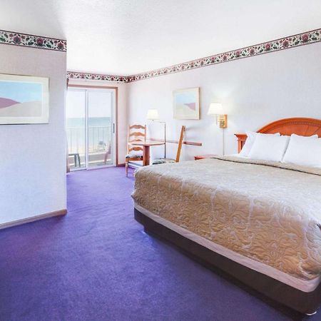 Super 8 Beachfront By Wyndham Mackinaw City, Mi Екстериор снимка