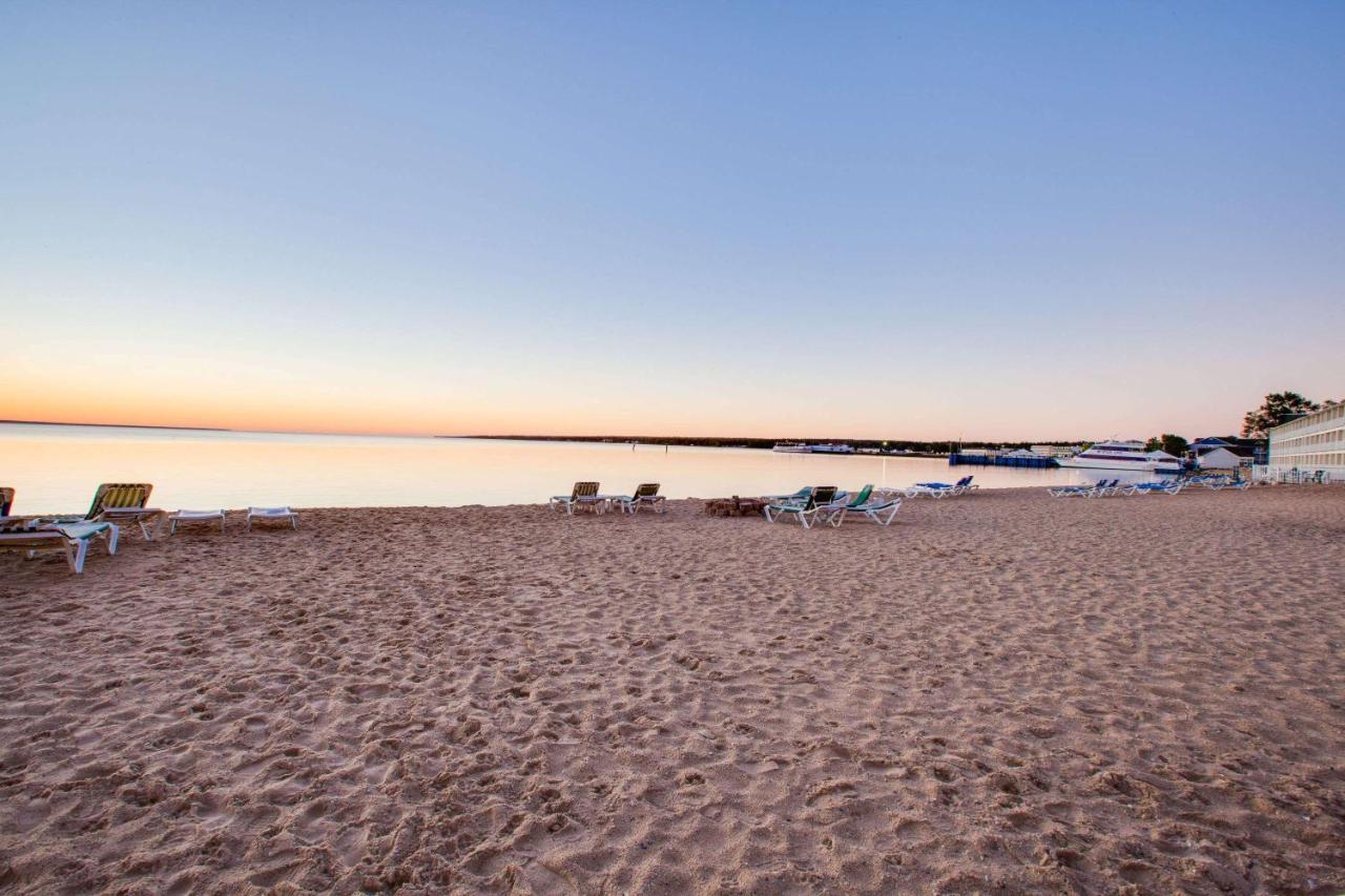 Super 8 Beachfront By Wyndham Mackinaw City, Mi Екстериор снимка