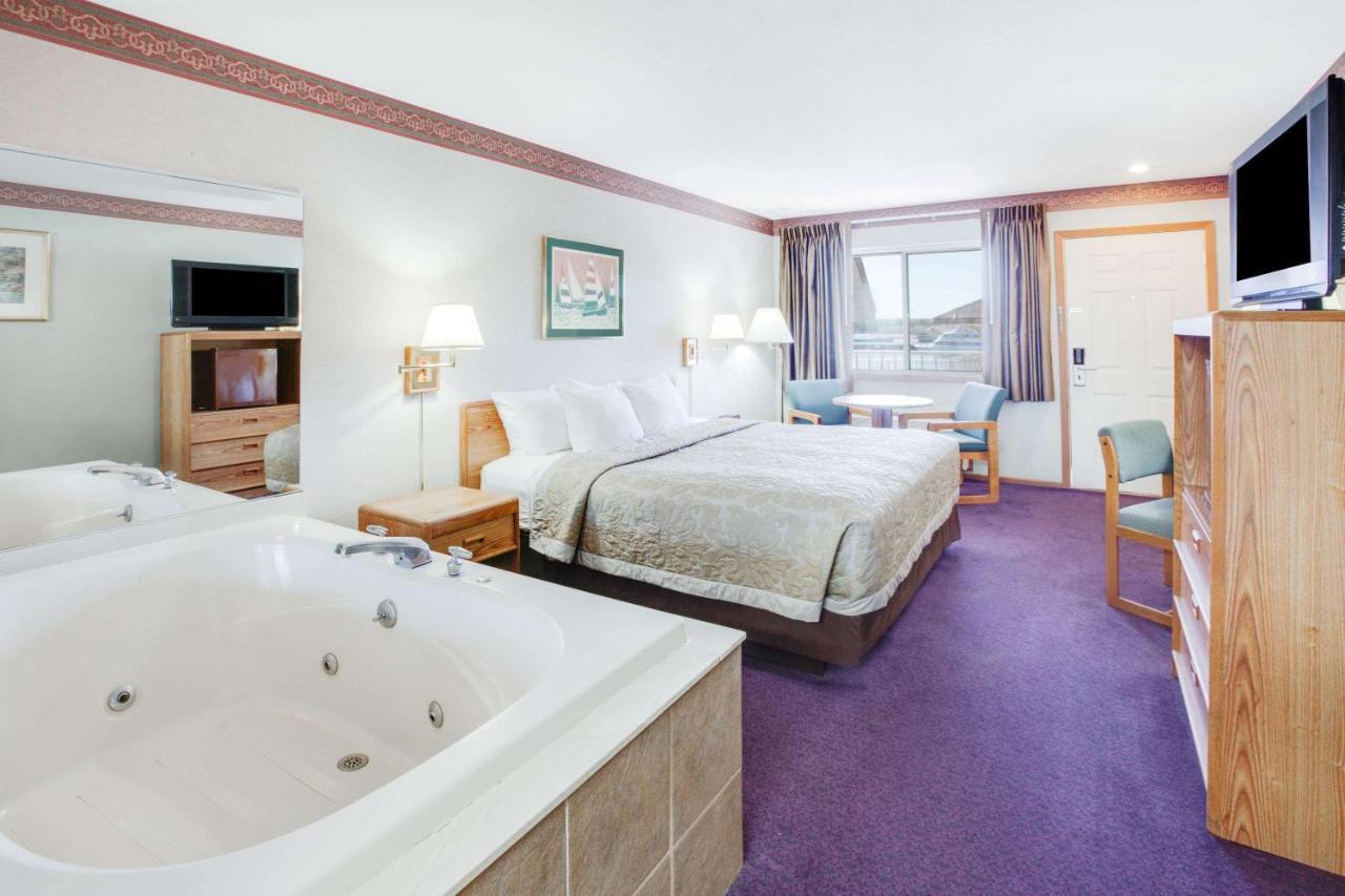 Super 8 Beachfront By Wyndham Mackinaw City, Mi Екстериор снимка