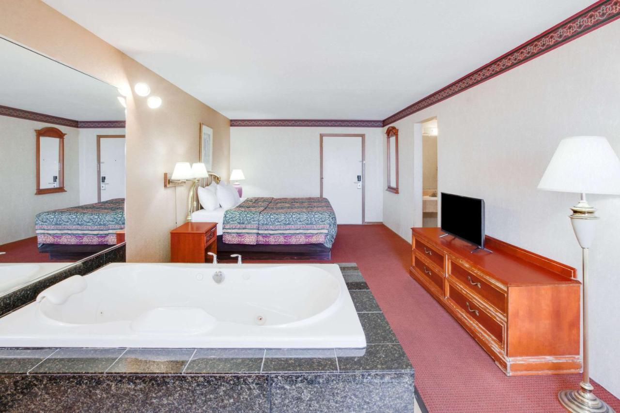 Super 8 Beachfront By Wyndham Mackinaw City, Mi Екстериор снимка