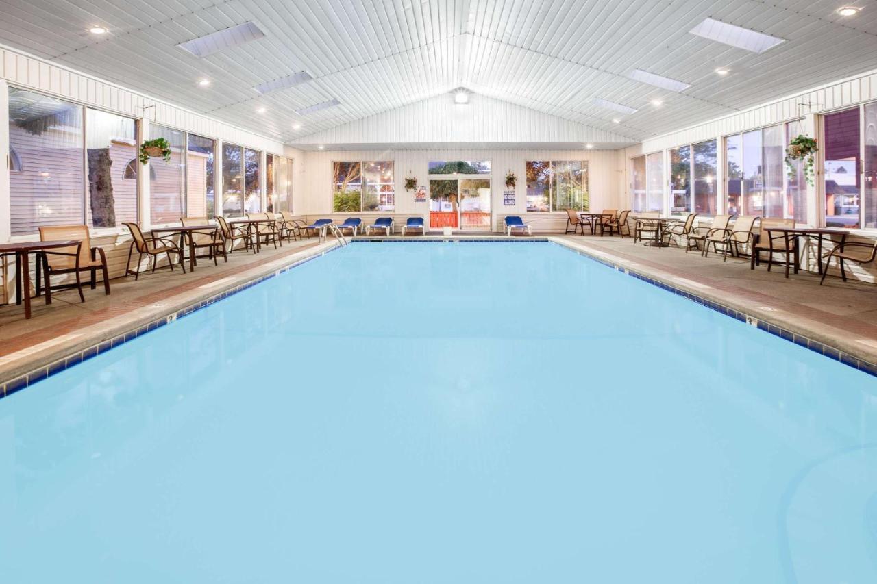Super 8 Beachfront By Wyndham Mackinaw City, Mi Екстериор снимка