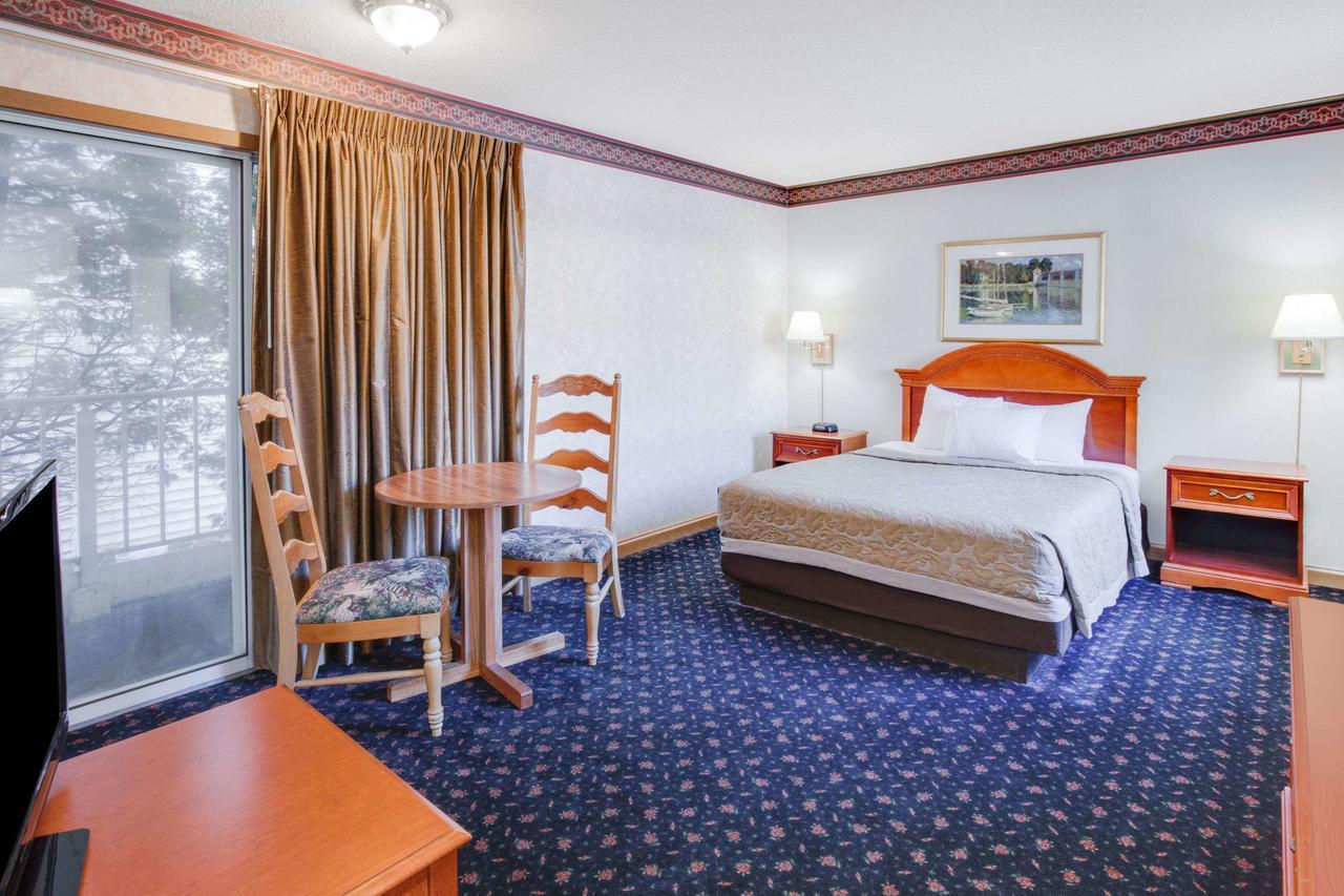 Super 8 Beachfront By Wyndham Mackinaw City, Mi Екстериор снимка